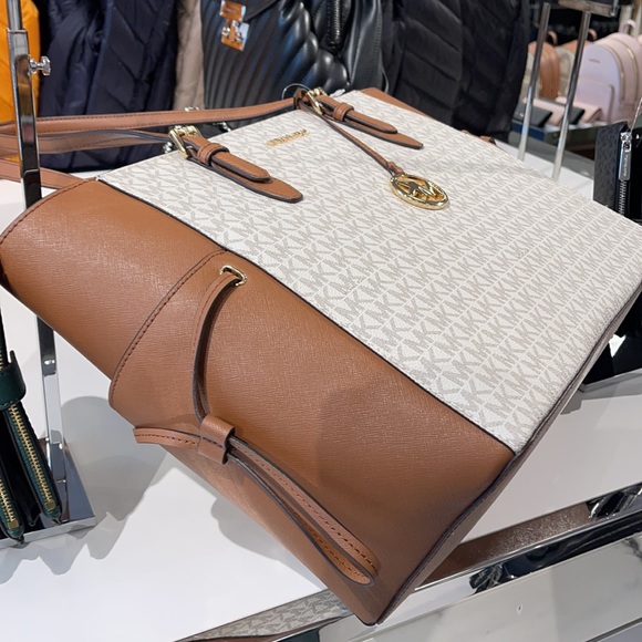 MICHAEL KORS GILLY LARGE DRAWSTRING TRAVEL SHOULDER TOTE SIGNATURE 
VANILLA 
NWT - Picture 6 of 16